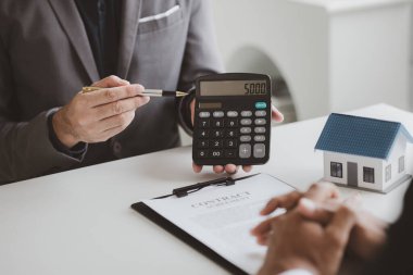 Emlakçılar, konut modellerini müşterilere ayrıntılı bir şekilde anlatma, evler ve satın alma kredileri hakkında bilgi verme ve sunma konularında açıklar. Gayrimenkul ticareti.