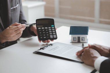 Emlakçılar, konut modellerini müşterilere ayrıntılı bir şekilde anlatma, evler ve satın alma kredileri hakkında bilgi verme ve sunma konularında açıklar. Gayrimenkul ticareti.