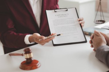 Avukatlar, bir müvekkilin ortak şirket kuran bir iş ortağı olan bir sanık tarafından dolandırıldığı davalarda dava açılması ve kanıt toplanması konusunda tavsiyede bulunuyorlar. Dolandırıcılık davası kavramı.