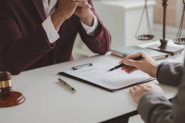 Avukatlar, bir müvekkilin ortak şirket kuran bir iş ortağı olan bir sanık tarafından dolandırıldığı davalarda dava açılması ve kanıt toplanması konusunda tavsiyede bulunuyorlar. Dolandırıcılık davası kavramı.