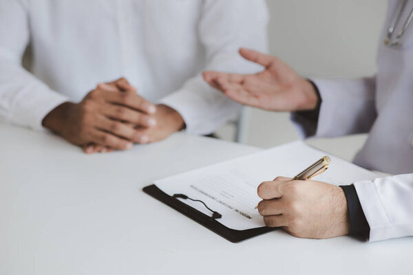 Врач и пациент обсуждают детали лечения, результаты физического осмотра пациента. Концепция ежегодного обследования.