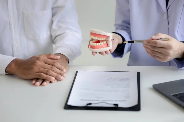 Dentyści Udzielają Porad Zakresie Leczenia Stomatologicznego Pacjentom Poddanym Leczeniu Bólu — Zdjęcie stockowe