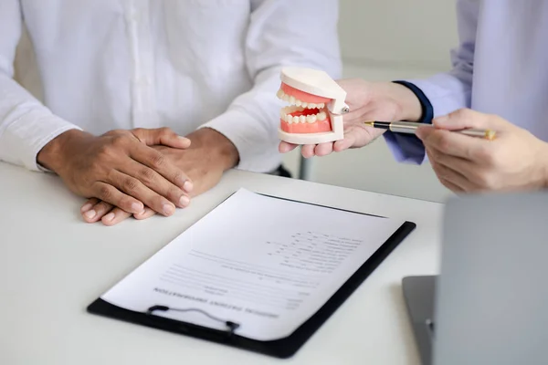 歯科医は 歯科痛治療 根管治療 衛生および健康な歯を受けている患者に歯科治療の相談を提供しています 歯の概念 — ストック写真