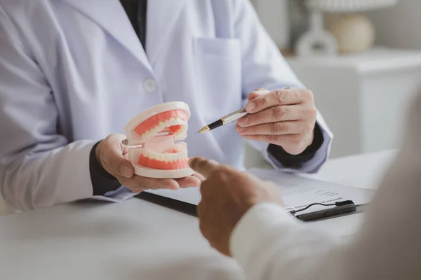 Tandläkare Ger Tandvård Samråd Till Patienter Som Genomgår Tandvärk Behandling — Stockfoto