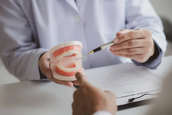 Los Dentistas Están Proporcionando Consultas Tratamiento Dental Los Pacientes Sometidos —  Fotos de Stock