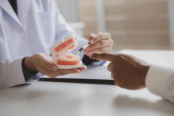 Los Dentistas Están Proporcionando Consultas Tratamiento Dental Los Pacientes Sometidos —  Fotos de Stock