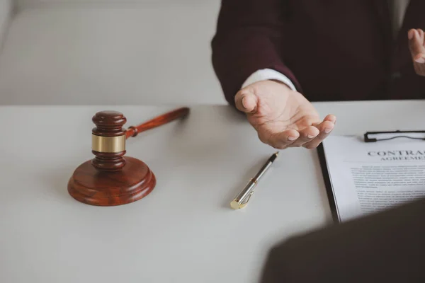 Rechtsanwälte Beraten Fällen Denen Ein Mandant Von Einem Angeklagten Betrogen — Stockfoto