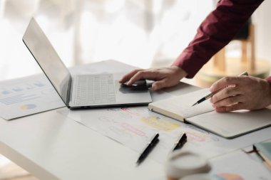 Finansörlerden biri şirketin mali belgelerini inceliyor. Finans departmanından aylık hesap özeti. Şirketin doğruluk ve büyüme finansmanını yönetme kavramı.