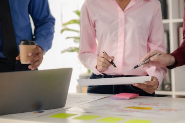 Şirket toplantı odasında iş adamları ve finans yöneticileri iş planı konusunda bir araya geliyor. Belgeler hakkında bilgi topluyor ve birlikte tartışıyorlar. İş planlama yönetimi kavramı.