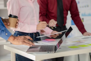 Şirket toplantı odasında iş adamları ve finans yöneticileri iş planı konusunda bir araya geliyor. Belgeler hakkında bilgi topluyor ve birlikte tartışıyorlar. İş planlama yönetimi kavramı.