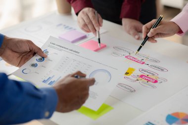 Şirket toplantı odasında iş adamları ve finans yöneticileri iş planı konusunda bir araya geliyor. Belgeler hakkında bilgi topluyor ve birlikte tartışıyorlar. İş planlama yönetimi kavramı.