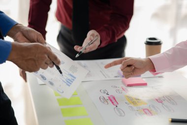 Şirket toplantı odasında iş adamları ve finans yöneticileri iş planı konusunda bir araya geliyor. Belgeler hakkında bilgi topluyor ve birlikte tartışıyorlar. İş planlama yönetimi kavramı.