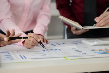 Satış departmanı bunu bölüm müdürüne götürmek için aylık bir toplantı yapıyor. Müdüre götürmeden önce hazırlanan belgelerin doğruluğunu kontrol ediyorlar..