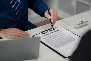 Emlakçılar, konut modellerini müşterilere ayrıntılı bir şekilde anlatma, evler ve satın alma kredileri hakkında bilgi verme ve sunma konularında açıklar. Gayrimenkul ticareti.