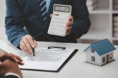 Emlakçılar, konut modellerini müşterilere ayrıntılı bir şekilde anlatma, evler ve satın alma kredileri hakkında bilgi verme ve sunma konularında açıklar. Gayrimenkul ticareti.