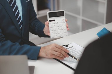 Emlakçılar, konut modellerini müşterilere ayrıntılı bir şekilde anlatma, evler ve satın alma kredileri hakkında bilgi verme ve sunma konularında açıklar. Gayrimenkul ticareti.