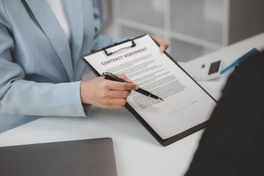 Emlakçılar, konut modellerini müşterilere ayrıntılı bir şekilde anlatma, evler ve satın alma kredileri hakkında bilgi verme ve sunma konularında açıklar. Gayrimenkul ticareti.