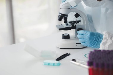 Laboratuvar, hastaneden alınan kan örneklerinin incelenmesi ve incelenmesi için bilimsel araştırmalarda kullanılıyor. Laboratuvar asistanı anormallikler için kan testleri yapıyor. Laboratuvar ve uzman kavramları.