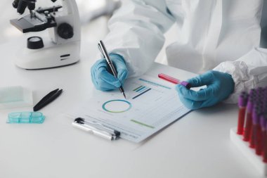 Laboratuvar, hastanelerden alınan hastaların ve laboratuvar asistanlarının hastalardan kan örnekleri toplayarak elde edilen kan örneklerini incelemek ve araştırmak için bilimsel araştırmalarda kullanılır. Laboratuvar kavramı.