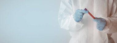 Laboratuvar, hastanelerden alınan hastaların ve laboratuvar asistanlarının hastalardan kan örnekleri toplayarak elde edilen kan örneklerini incelemek ve araştırmak için bilimsel araştırmalarda kullanılır. Laboratuvar kavramı.