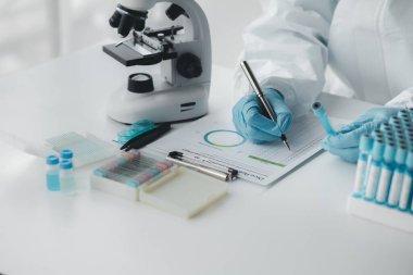 Laboratuvar, bilimsel araştırmalarda terapi aşılarını test etmek ve araştırmak için kullanılıyor, laboratuvar asistanları hastalardan kan örnekleri topluyor ve kimyasal reaksiyonlar gerçekleştiriyor. Laboratuvar kavramı.