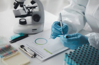 Laboratuvar, bilimsel araştırmalarda terapi aşılarını test etmek ve araştırmak için kullanılıyor, laboratuvar asistanları hastalardan kan örnekleri topluyor ve kimyasal reaksiyonlar gerçekleştiriyor. Laboratuvar kavramı.