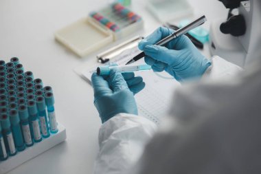 Laboratuvar, bilimsel araştırmalarda terapi aşılarını test etmek ve araştırmak için kullanılıyor, laboratuvar asistanları hastalardan kan örnekleri topluyor ve kimyasal reaksiyonlar gerçekleştiriyor. Laboratuvar kavramı.
