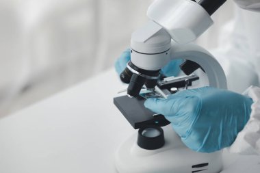 Laboratuvar, bilimsel araştırmalarda terapi aşılarını test etmek ve araştırmak için kullanılıyor, laboratuvar asistanları hastalardan kan örnekleri topluyor ve kimyasal reaksiyonlar gerçekleştiriyor. Laboratuvar kavramı.