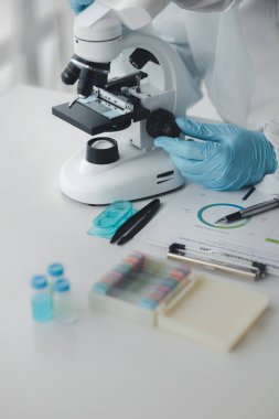 Laboratuvar, bilimsel araştırmalarda terapi aşılarını test etmek ve araştırmak için kullanılıyor, laboratuvar asistanları hastalardan kan örnekleri topluyor ve kimyasal reaksiyonlar gerçekleştiriyor. Laboratuvar kavramı.