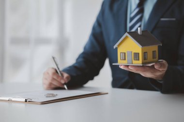 Ev ve emlakçılar, ev modelli ev satıcıları ve konut projelerinin ev satın alma sözleşmesi belgeleri, gayrimenkul hakkında ayrıntılı bilgi sağlıyorlar. Gayrimenkul ticareti.