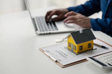 Ev ve emlakçılar, ev modelli ev satıcıları ve konut projelerinin ev satın alma sözleşmesi belgeleri, gayrimenkul hakkında ayrıntılı bilgi sağlıyorlar. Gayrimenkul ticareti.