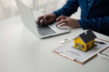 Ev ve emlakçılar, ev modelli ev satıcıları ve konut projelerinin ev satın alma sözleşmesi belgeleri, gayrimenkul hakkında ayrıntılı bilgi sağlıyorlar. Gayrimenkul ticareti.