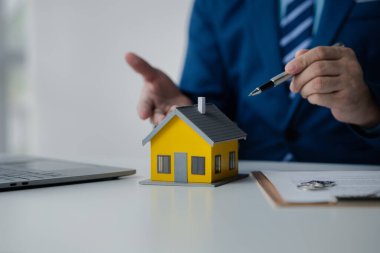 Ev ve emlakçılar, ev modelli ev satıcıları ve konut projelerinin ev satın alma sözleşmesi belgeleri, gayrimenkul hakkında ayrıntılı bilgi sağlıyorlar. Gayrimenkul ticareti.