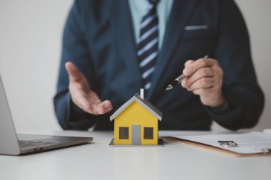 Ev ve emlakçılar, ev modelli ev satıcıları ve konut projelerinin ev satın alma sözleşmesi belgeleri, gayrimenkul hakkında ayrıntılı bilgi sağlıyorlar. Gayrimenkul ticareti.