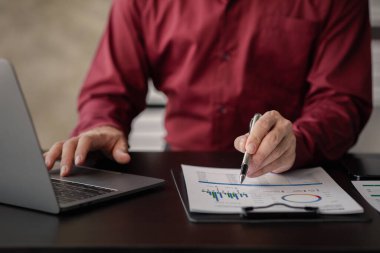 İşadamları, sorunları analiz etmek ve bilgiyi bir ortakla toplantıya getirmeden önce çözüm bulmak için şirketin mali belgelerine bakıyorlar. Mali konsept.