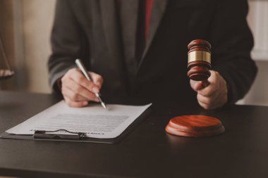 Müvekkillere ifade verecek avukat kavramları ve davalarda danışmanlık yapmak, hukuki yardım sağlamak, hukuku ve adaleti korumak, şeffaflıkla devam etmek, davaları mahkemede savunmak için avukatlar..
