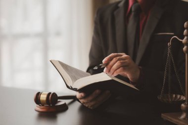 Avukatlar hukuk kitapları okurlar. Müvekkillerinin davalarını savunurlar. Avukat kavramı, davalının davayı kazanmak ya da yasalara uygun olarak en büyük faydayı elde etmek için müvekkilini savunduğunu varsayar..