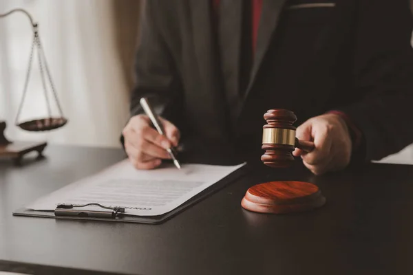 Anwaltskonzepte Vor Klienten Auszusagen Und Beratung Fällen Anzubieten Rechtsbeistand Leisten — Stockfoto