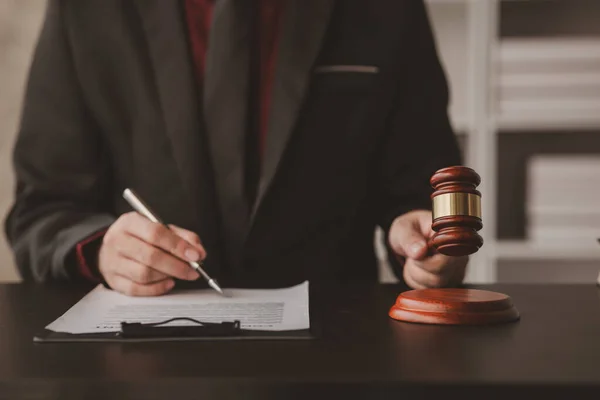 Anwaltskonzepte Vor Klienten Auszusagen Und Beratung Fällen Anzubieten Rechtsbeistand Leisten — Stockfoto