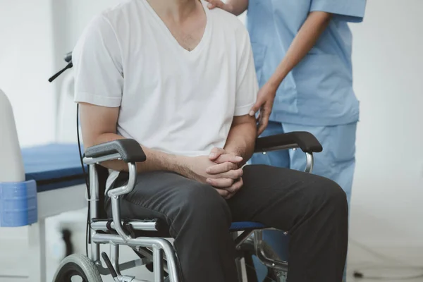 Paciente Masculino Sentado Silla Ruedas Sometido Examen Médico Con Médico —  Fotos de Stock