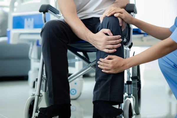 Paciente Sexo Masculino Sentado Cadeira Rodas Submetido Exame Médico Com — Fotografia de Stock