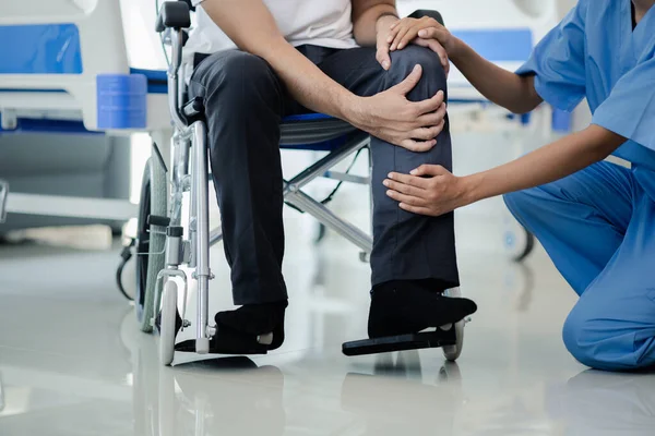 Paciente Masculino Sentado Silla Ruedas Sometido Examen Médico Con Médico —  Fotos de Stock