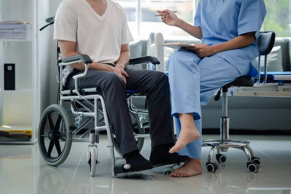 Manliga Patienter Som Sitter Rullstol Och Genomgår Läkarundersökning Med Specialistläkare — Stockfoto