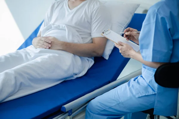 Paciente Una Cama Hospital Con Médico Examinando Pidiendo Información Sobre —  Fotos de Stock