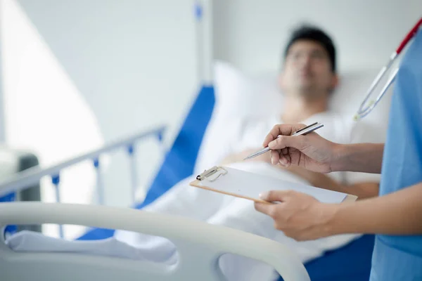 Paciente Una Cama Hospital Con Médico Examinando Pidiendo Información Sobre —  Fotos de Stock