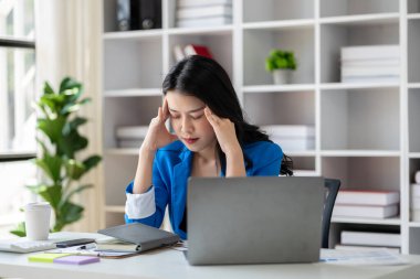 Uzun çalışma saatleri ve iş sorunları yüzünden stres altında olan güzel Asyalı kadın, aşırı çalışma yüzünden ofis sendromu geçiren genç iş kadını, ağrıya ve baş ağrısına neden oluyor. Ofis sendromu kavramı.