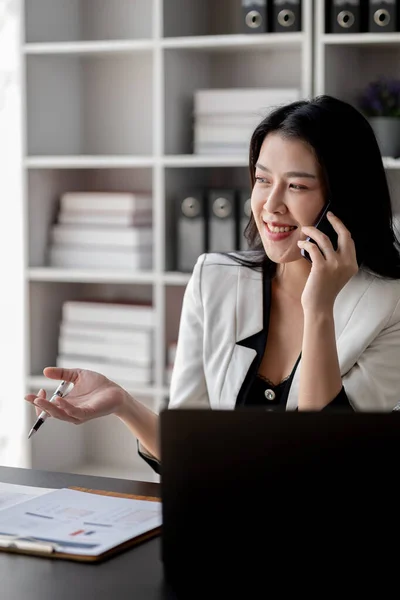 Vacker Asiatisk Kvinna Talar Telefon Affärskvinna Arbetar Kontoret Uppmärksamt För — Stockfoto