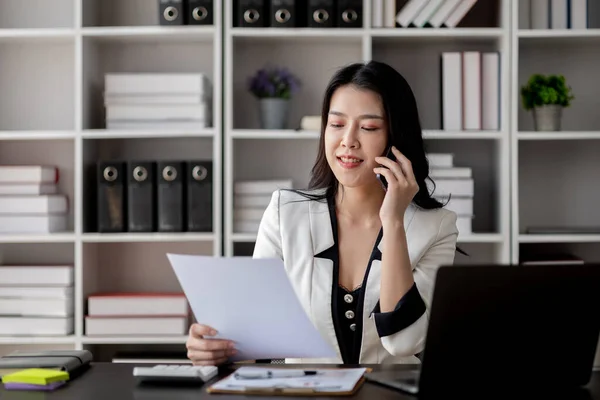 Прекрасна Азіатка Яка Розмовляє Телефону Бізнесменка Яка Уважно Працює Офісі — стокове фото