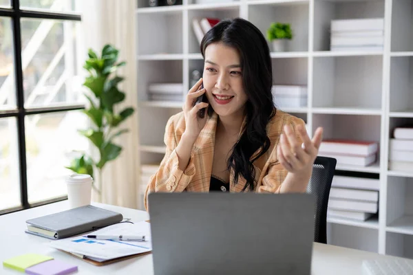 Vacker Asiatisk Kvinna Talar Telefon Affärskvinna Arbetar Kontoret Uppmärksamt För — Stockfoto