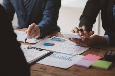 Satış departmanı bunu bölüm müdürüne götürmek için aylık bir toplantı yapıyor. Müdüre götürmeden önce hazırlanan belgelerin doğruluğunu kontrol ediyorlar.